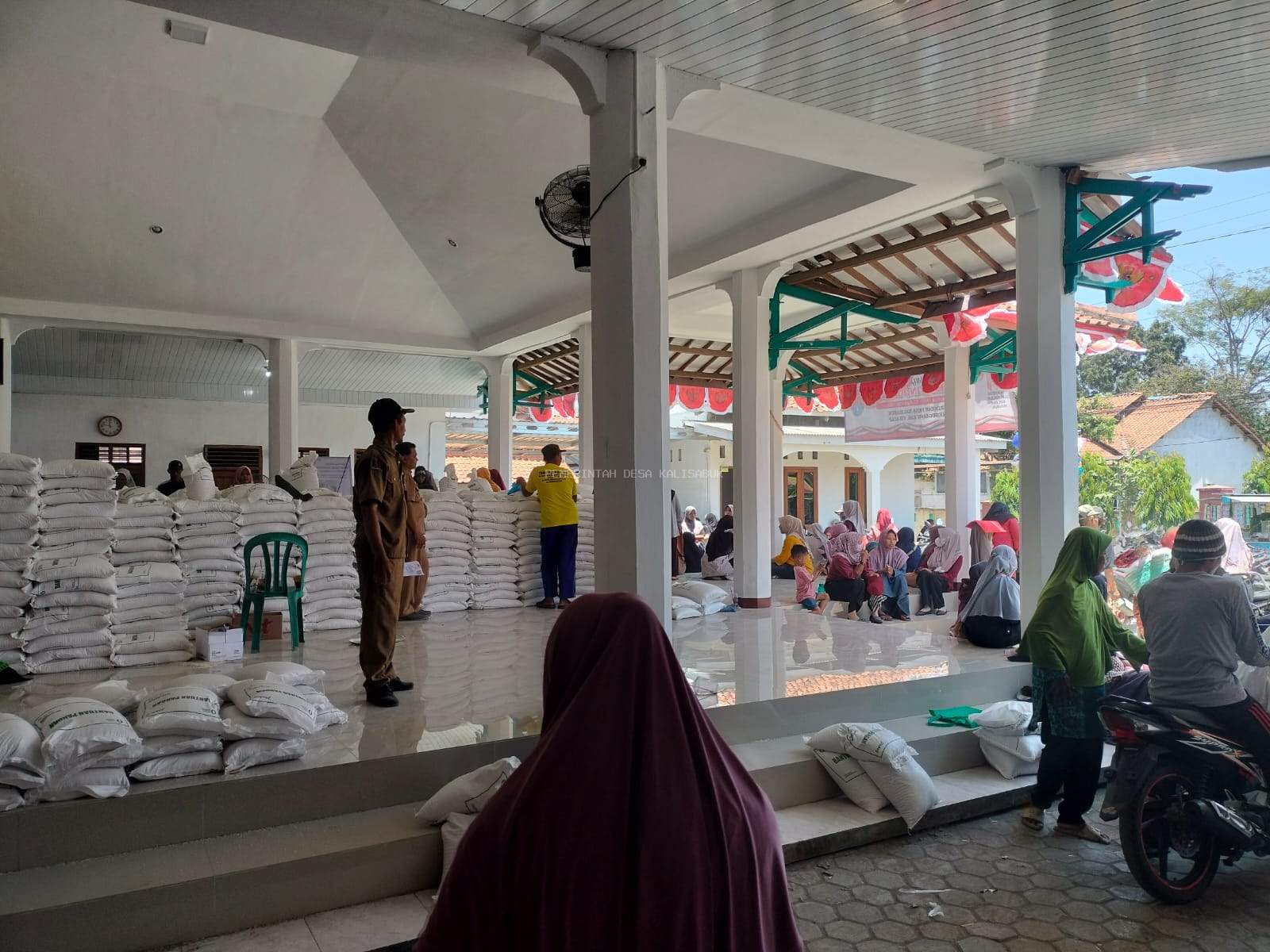 PEMBAGIAN BANTUAN BERAS KEPADA MASYARAKAT DESA KALISABUK PERIODE SEPTEMBER