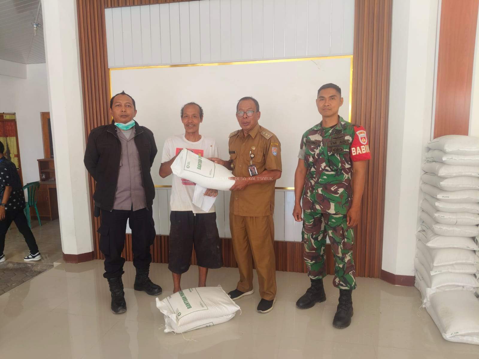 SIMBOLIS KADES KALISABUK BERIKAN BANTUAN BERAS 